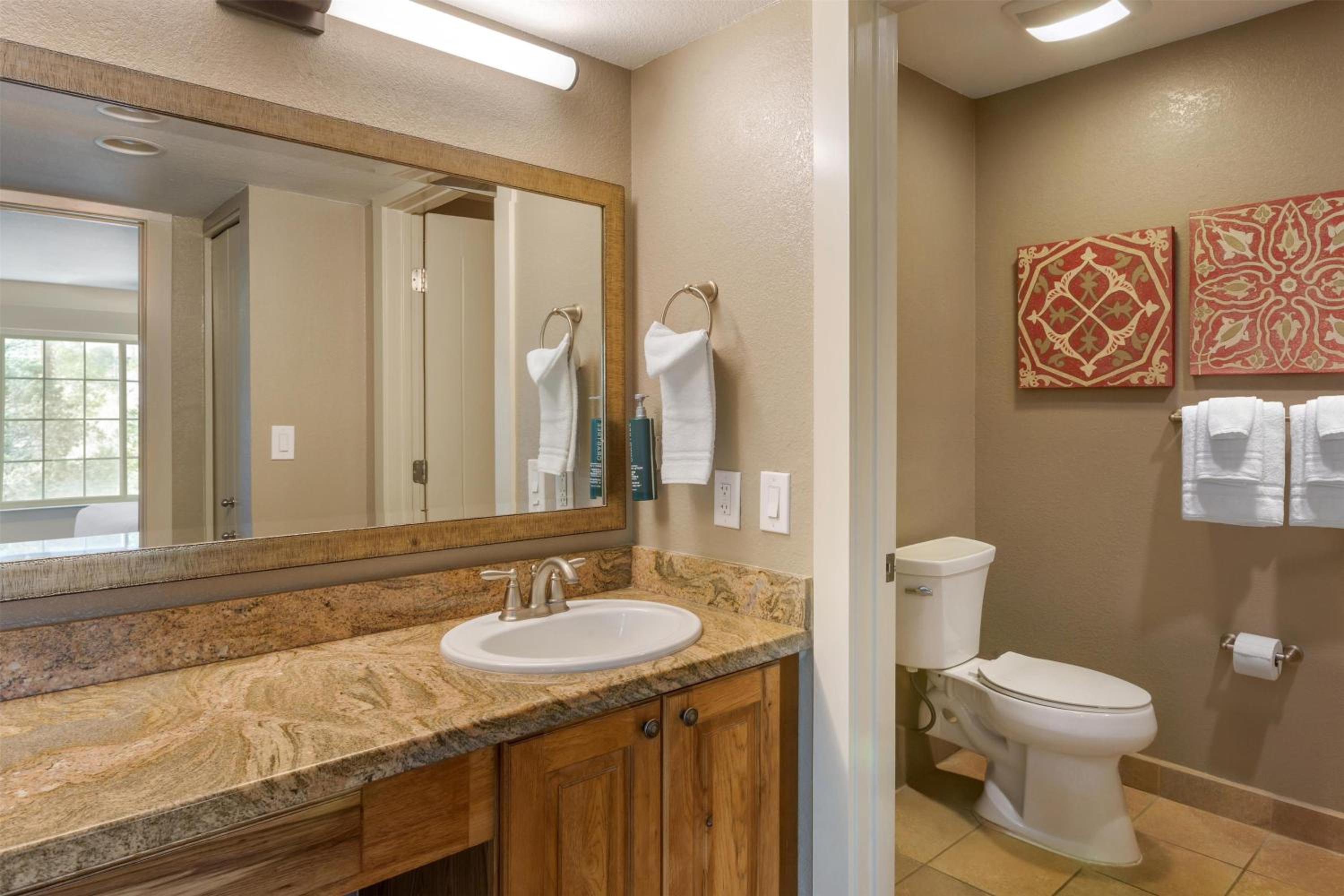 2 Bedrooms, Suite, King Bed 6/10