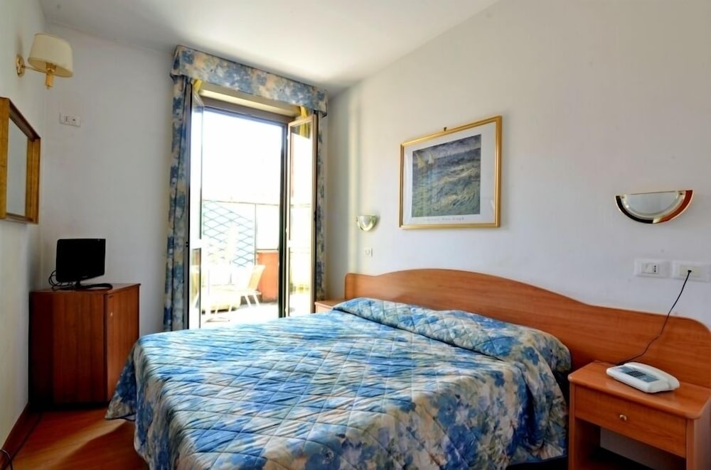 ROOM, DOUBLE BED