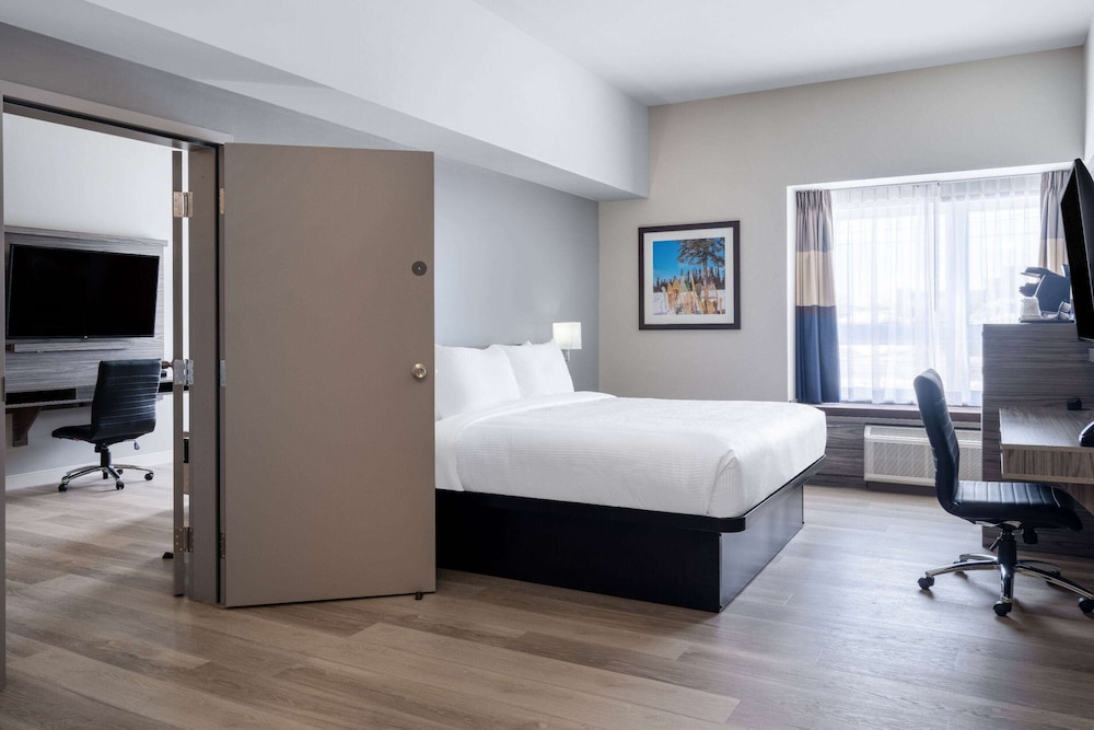 SUITE, KING BED