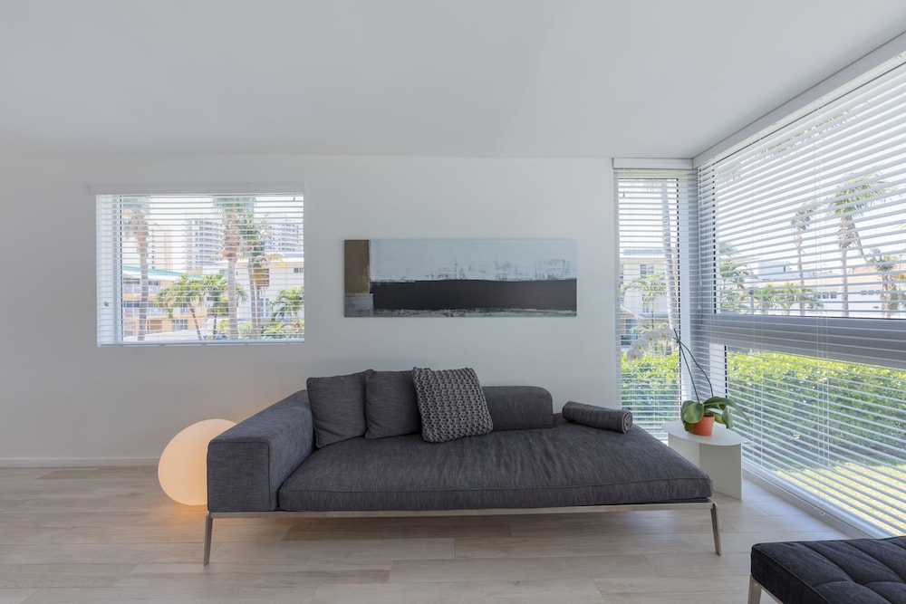 Beach Haus Key Biscayne 23/50