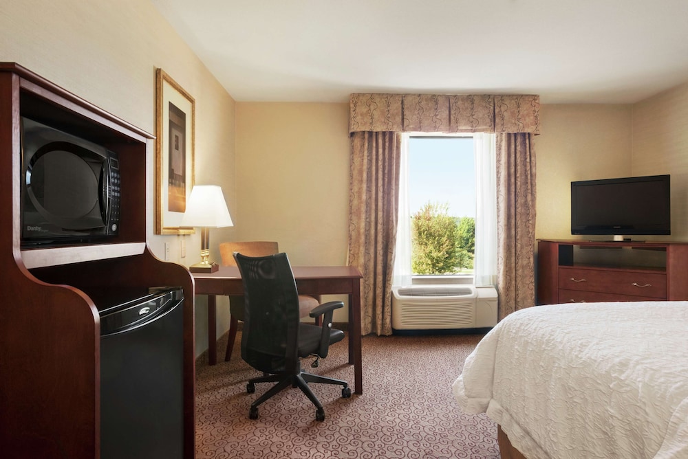 Hampton Inn & Suites West Bend 46/48