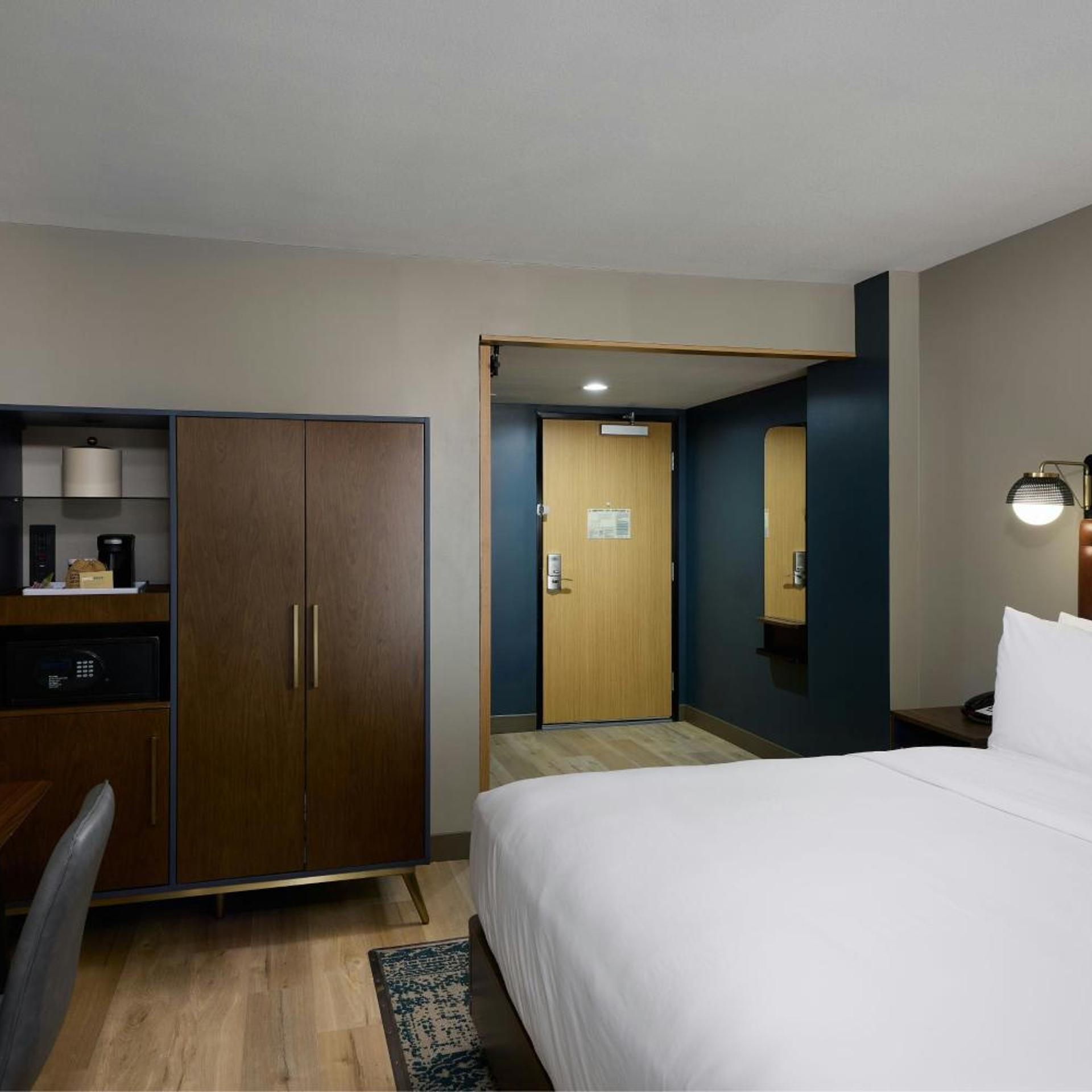 Room, King Bed, Urban View, Large
