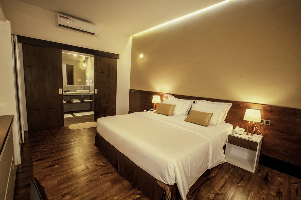 DELUXE, KING BED, CITY VIEW