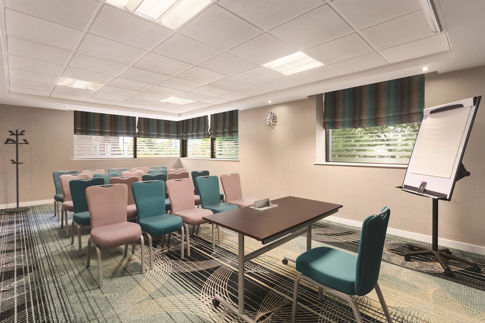 Ramada Hotel & Suites by Wyndham Coventry 37/38