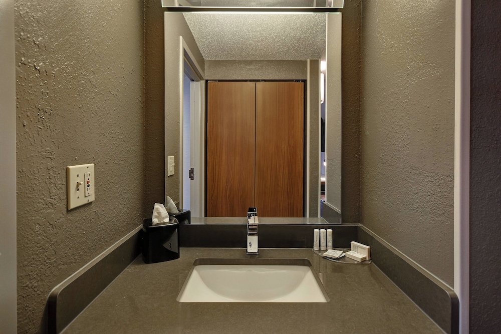 غرفة بسريرين كوين بشرفة، Courtyard by Marriott Cincinnati Airport 3/3
