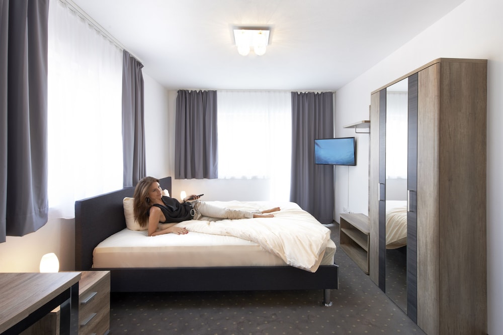 HOTEL NEW IN 13/35