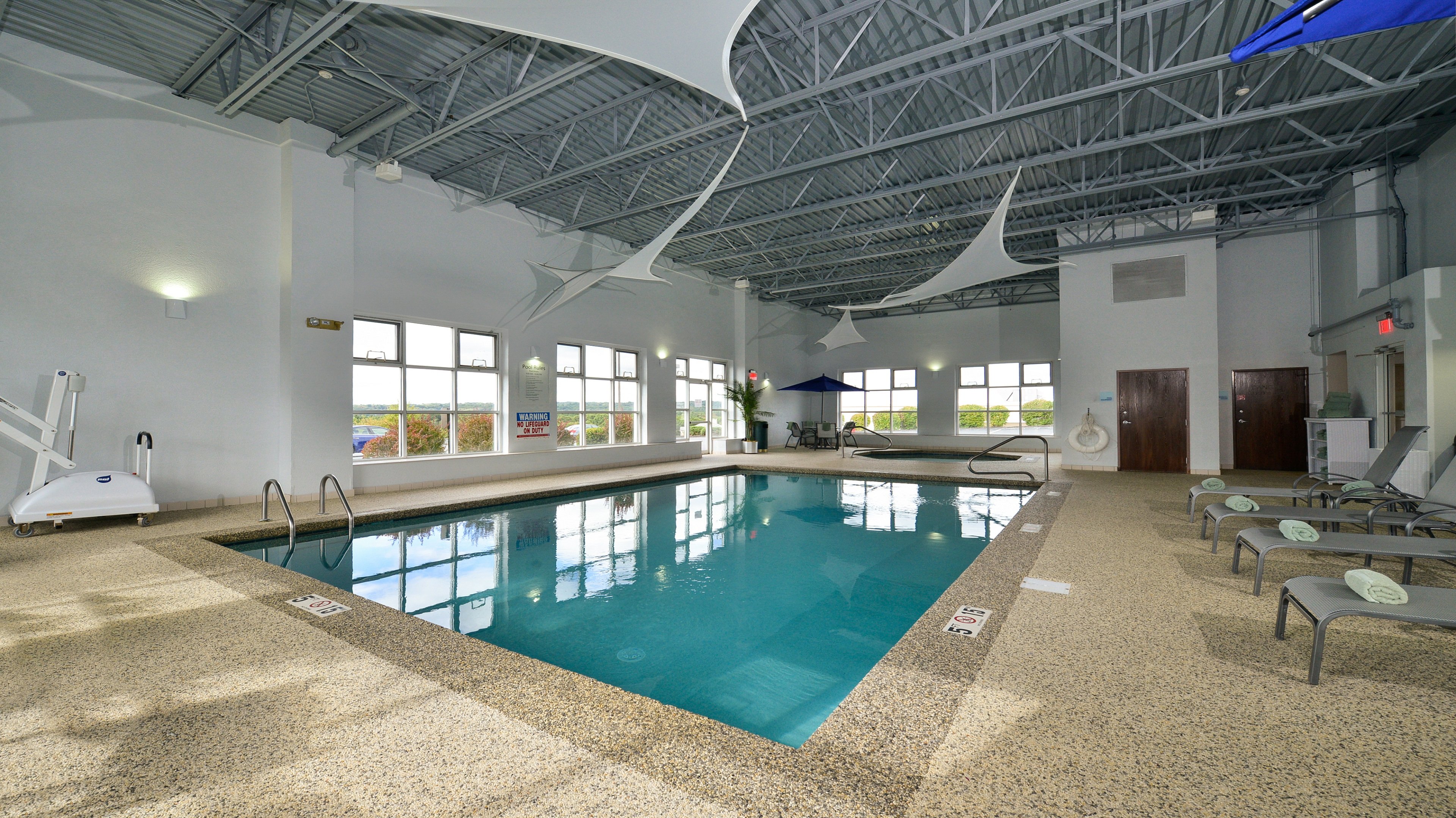 Holiday Inn Express Boston-Milford 31/32