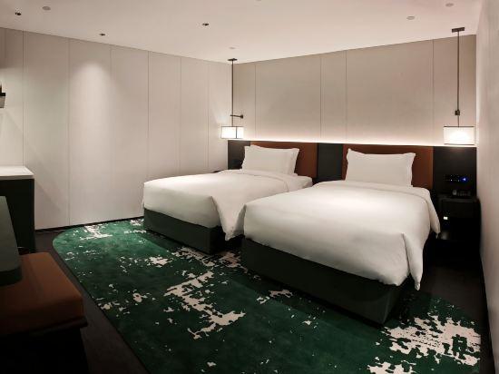 Cozy, Twin Beds, No Window
