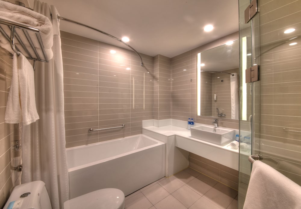 HOLIDAY INN EXPRESS LUOYANG YICHUAN 17/56
