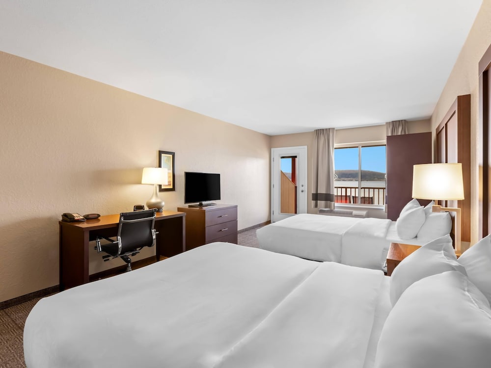 Comfort Inn and Suites Munising - Lakefront 9/49