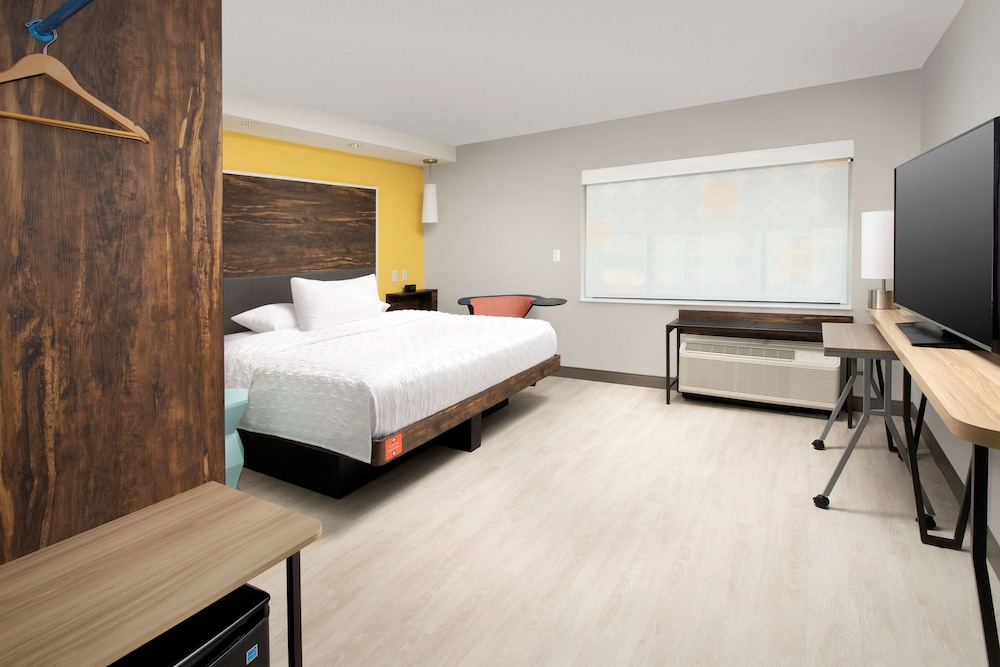 ROOM, KING BED