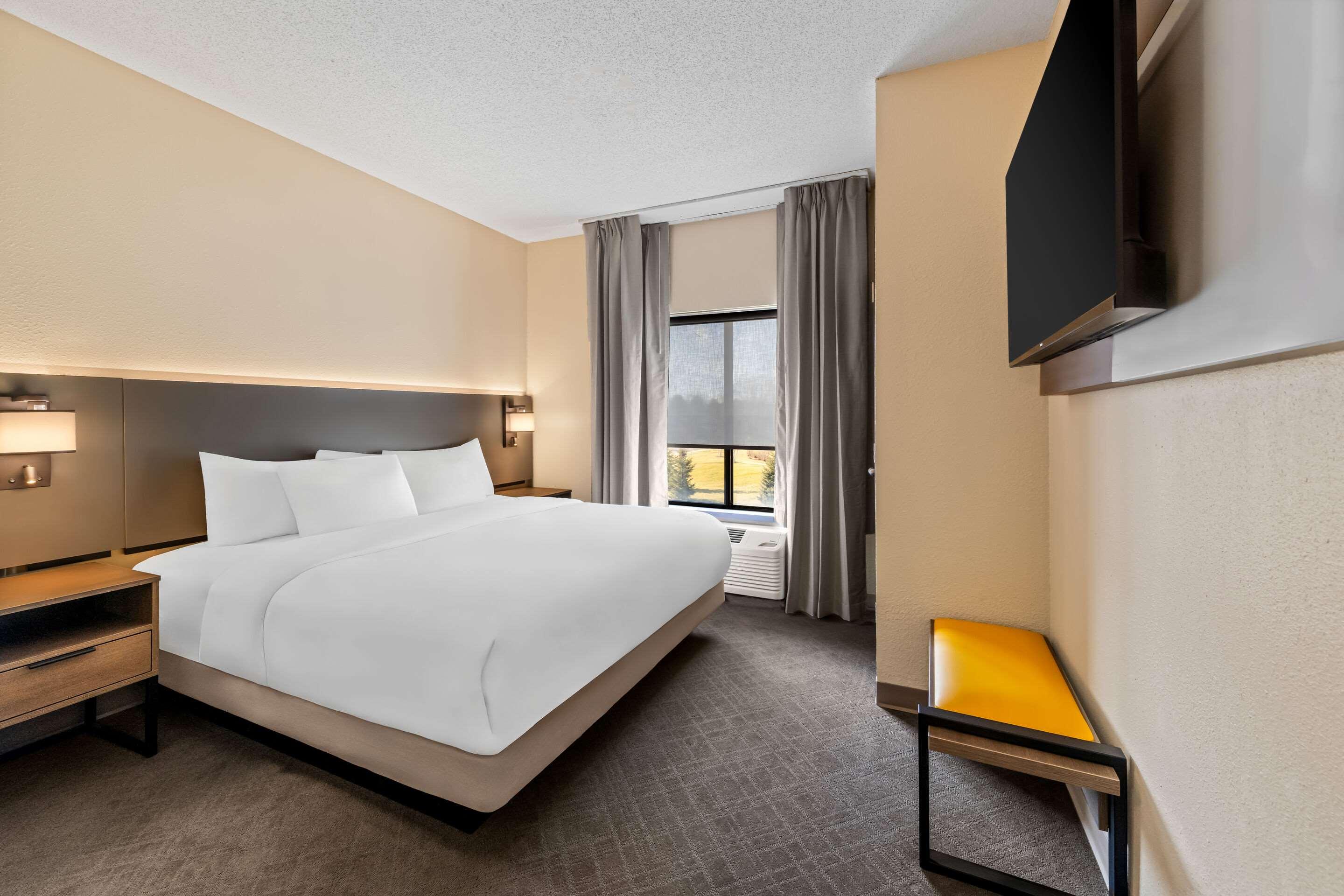 Suite, Queen Bed, Accessible
