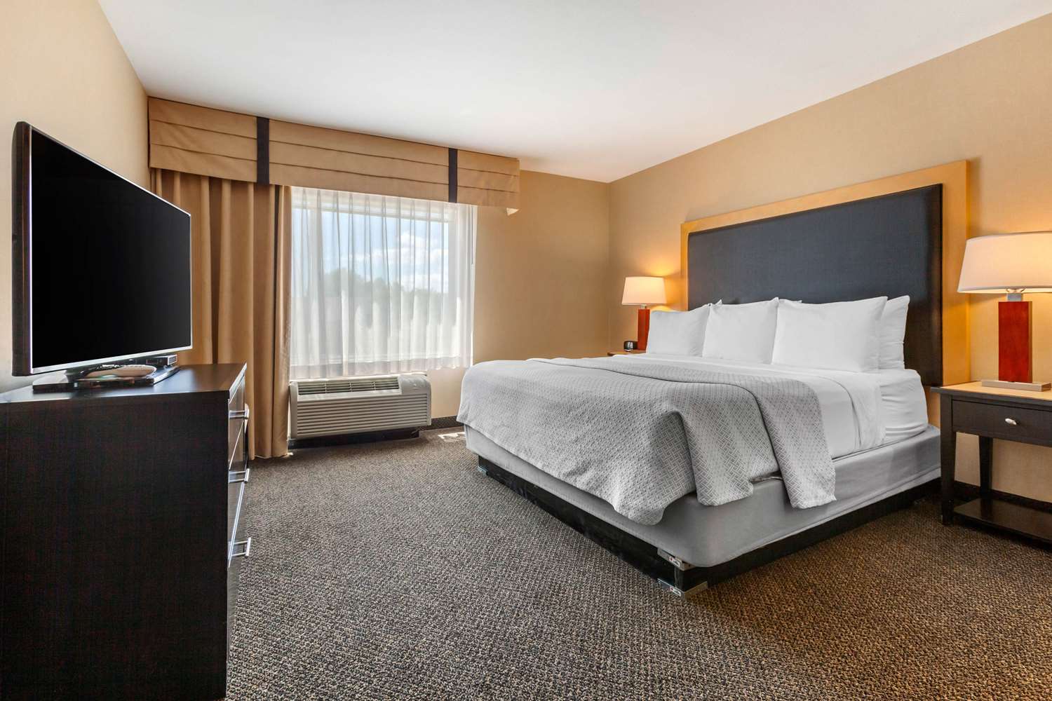 Suite, King Bed, Accessible
