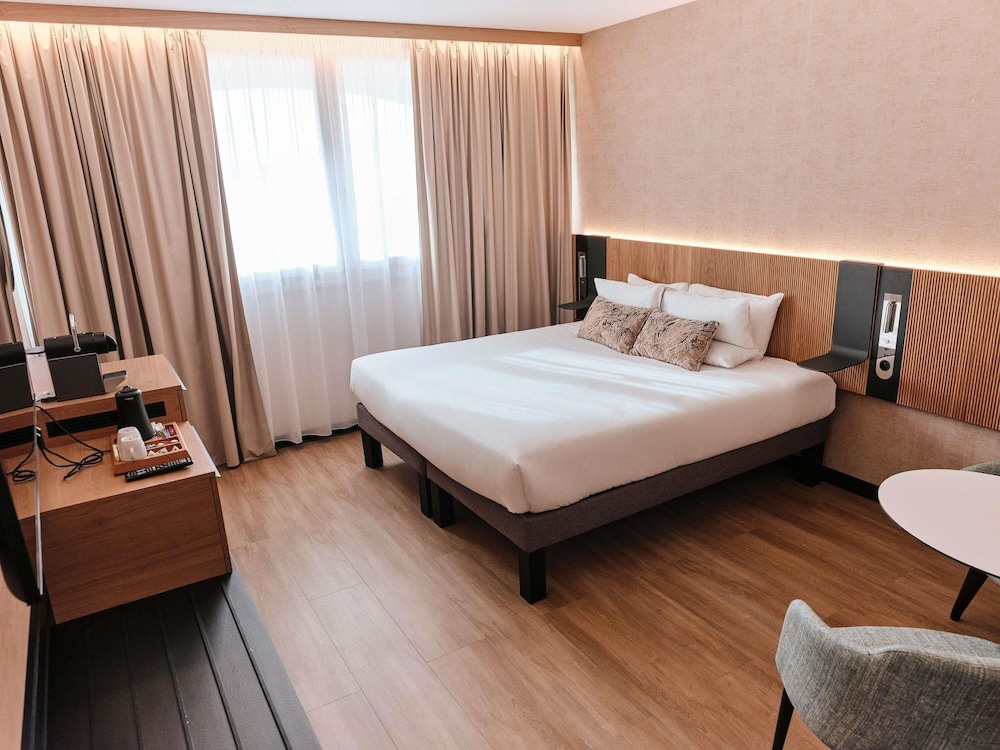 EXECUTIVE, KING BED