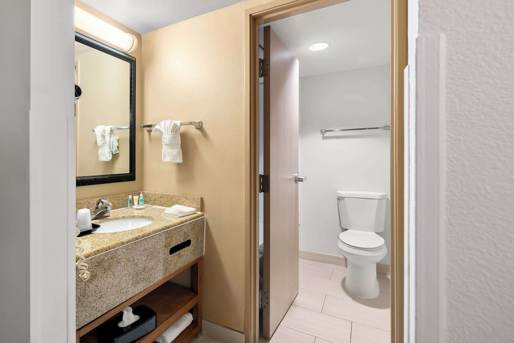 Comfort Inn & Suites Near Kino Sports Complex 55/58