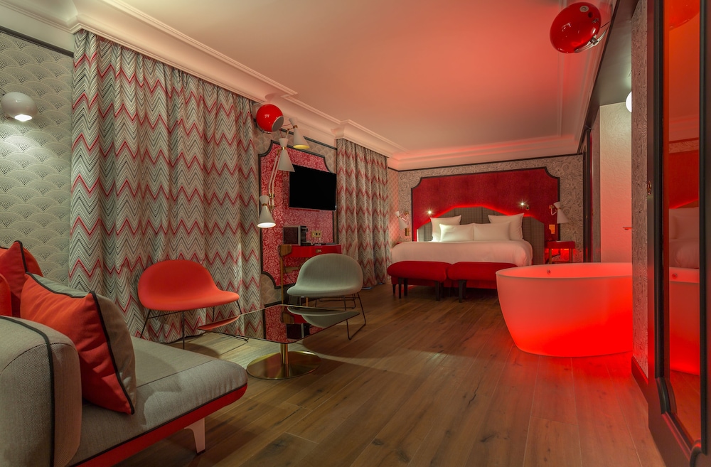 Idol Hotel 30/47