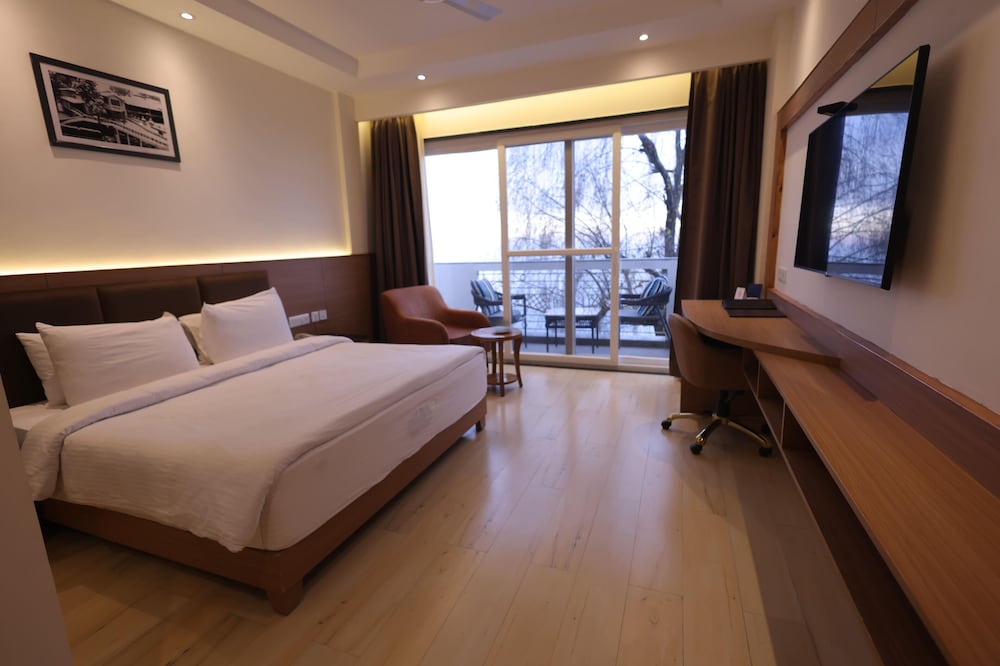 Superior, Queen Bed, Valley View