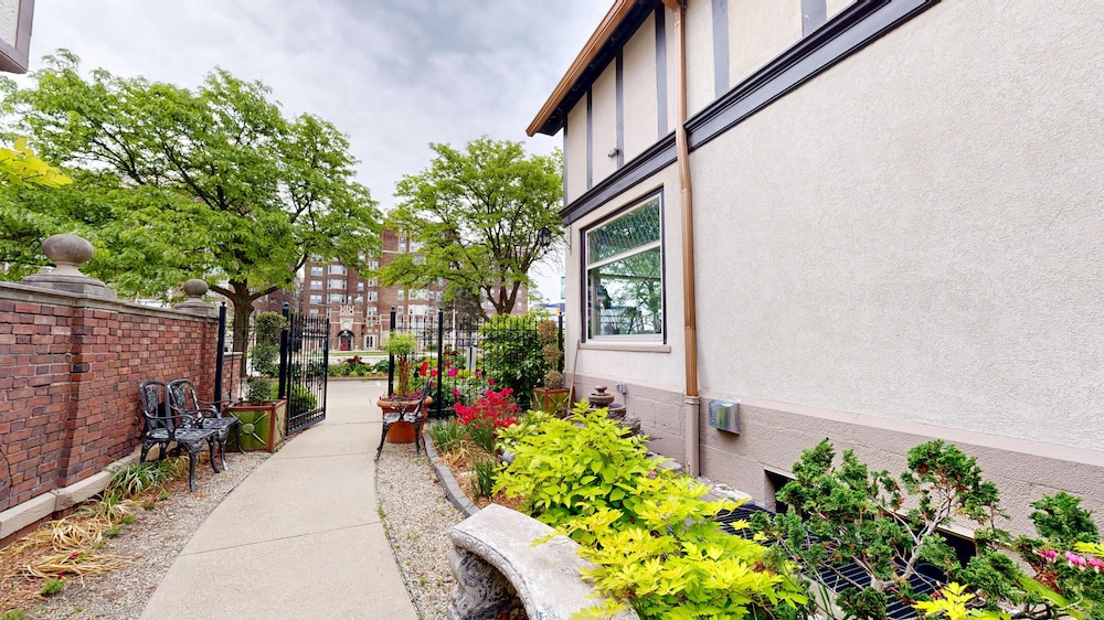 Frederick Stearns House Historic Inn 42/50