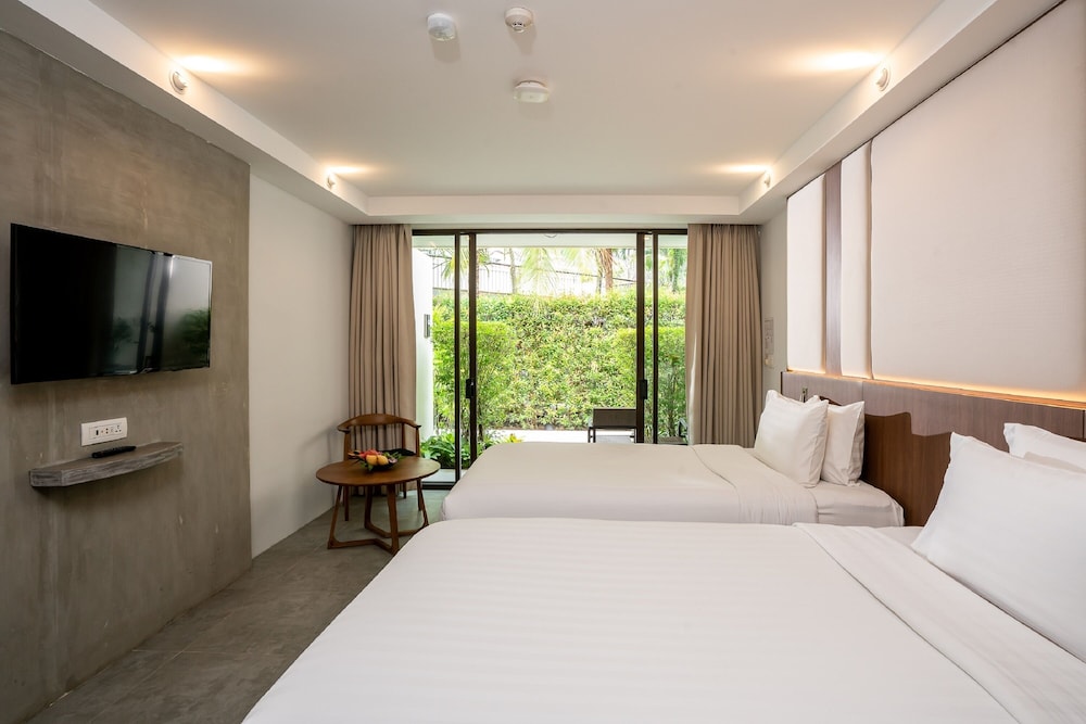 DELUXE, DOUBLE OR TWIN BED, GARDEN VIEW