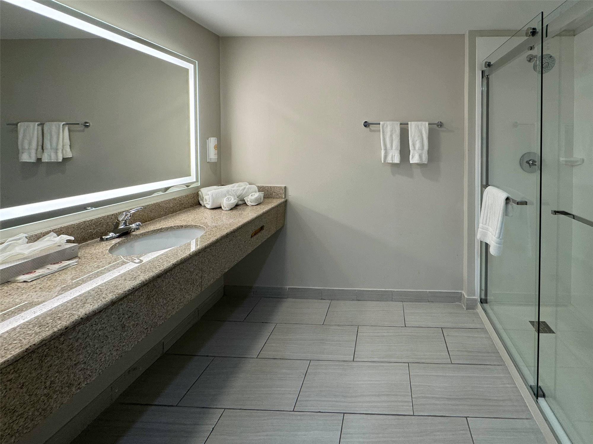 غرفة بسرير كينج، Comfort Inn & Suites Syracuse-Carrier Circle 7/8