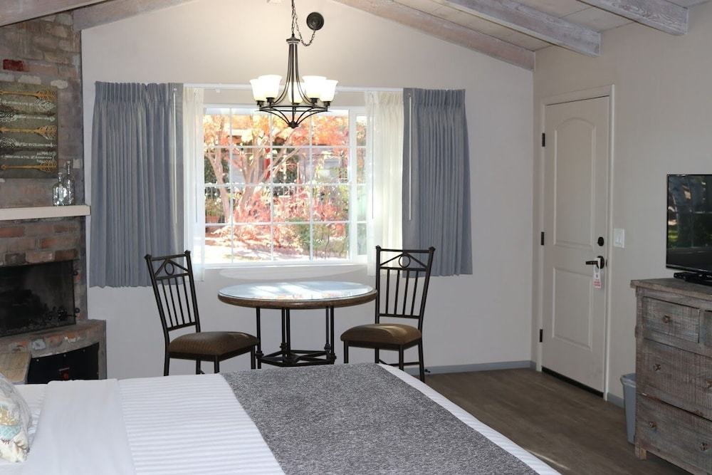 Sky Ranch Lodge 35/44