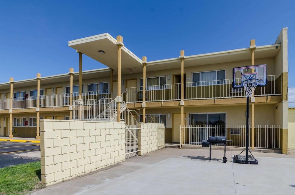 Executive Inn Dodge City, KS (ex Rodeway Inn) 2/34