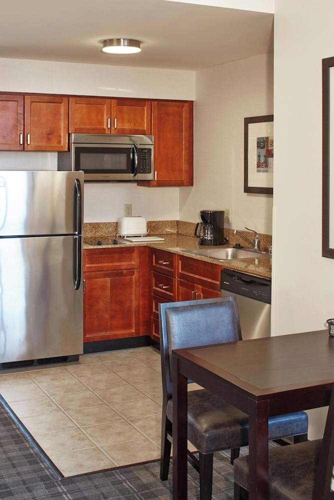 Residence Inn Milwaukee Downtown by Marriott 41/54