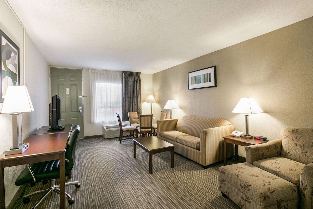 Quality Inn & Suites near Lake Eufaula 22/41