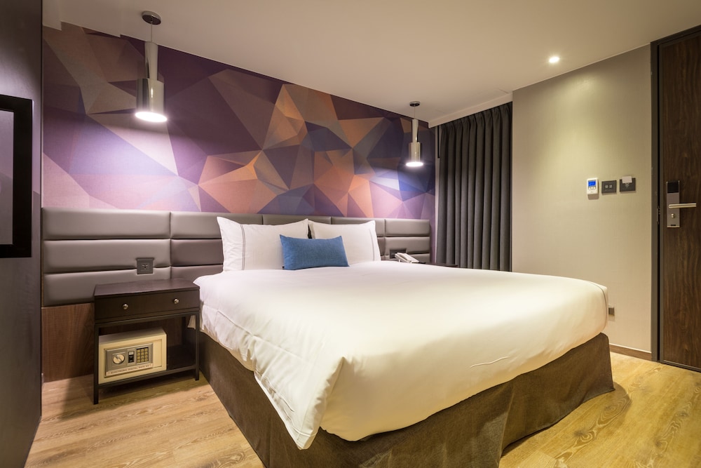 CHECK inn Taichung Wenxin Zhongqing 28/64