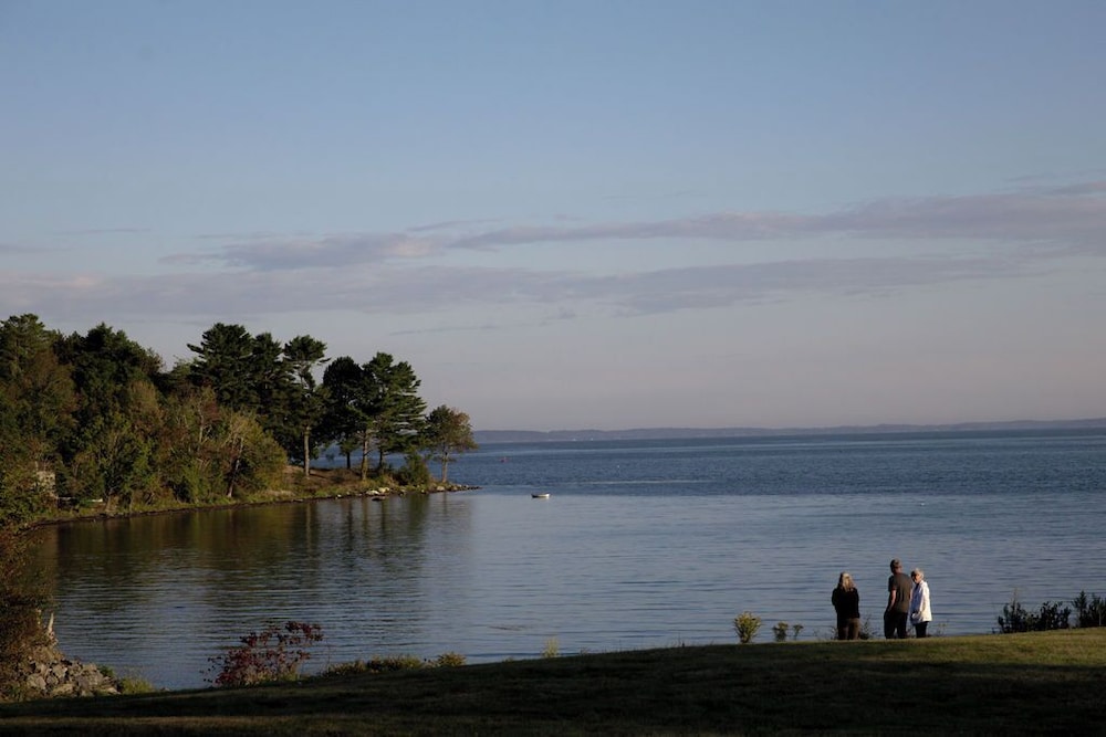 Belfast Harbor Inn 58/64