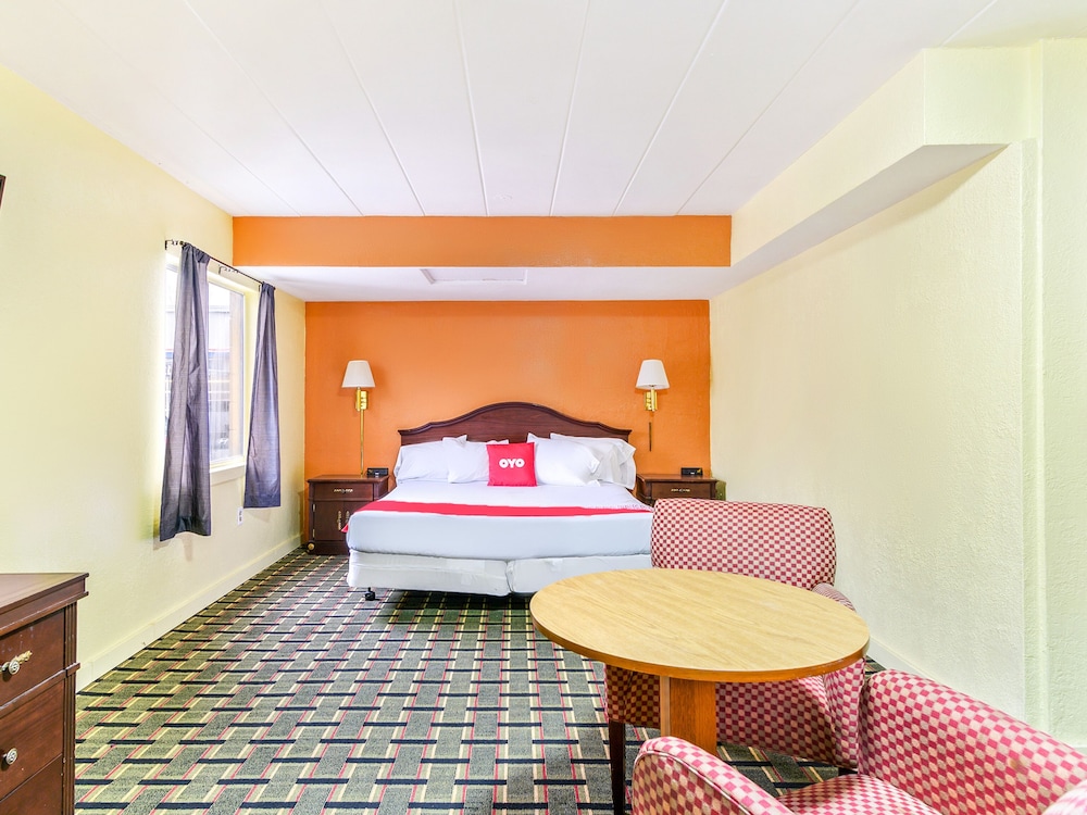 OYO Hotel Downtown Peoria I-74 39/58