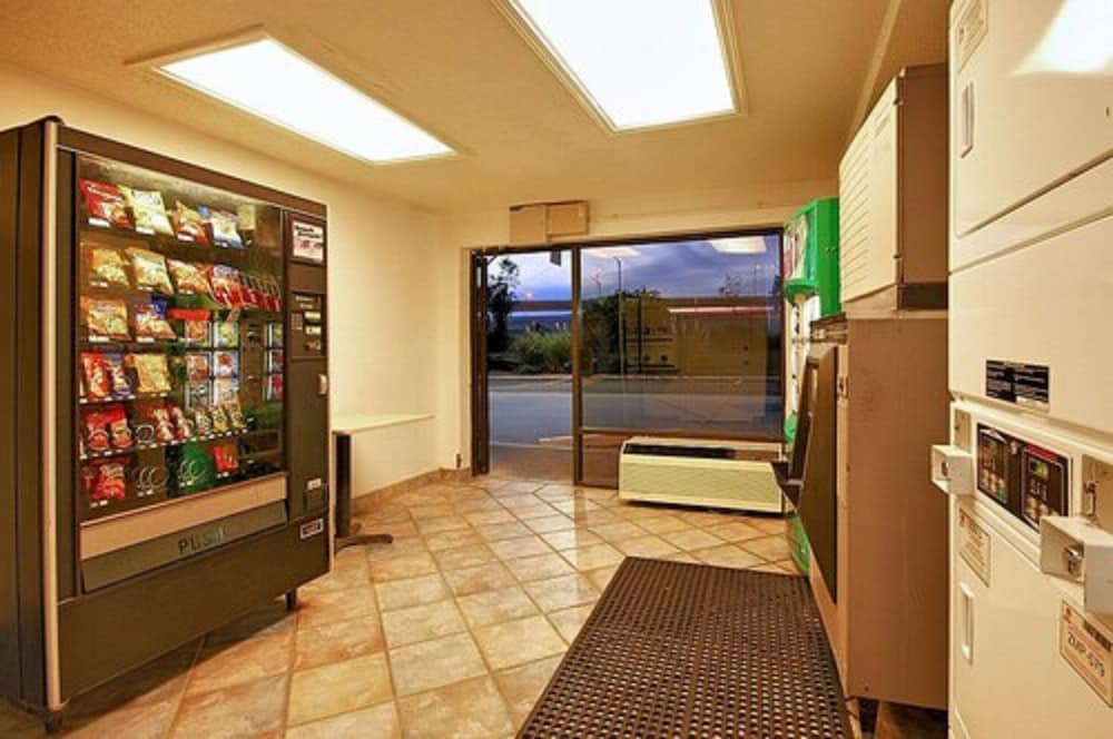 Super 6 Inn & Suites 33/40