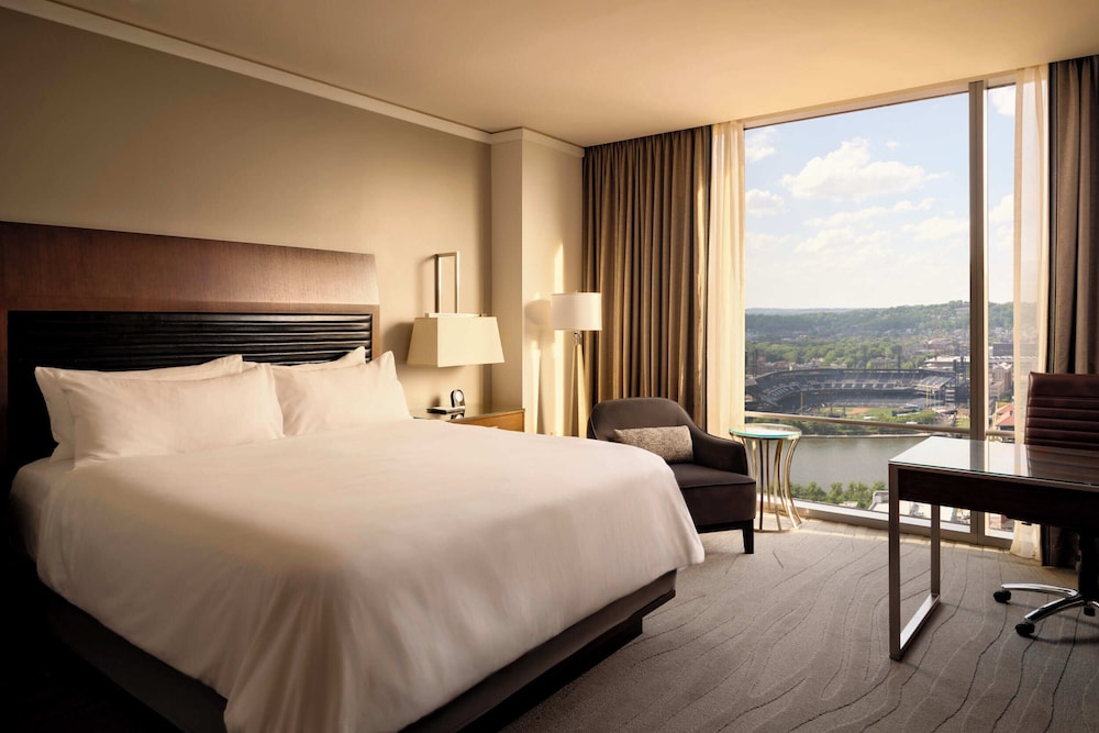 Deluxe, King Bed, Ballpark View