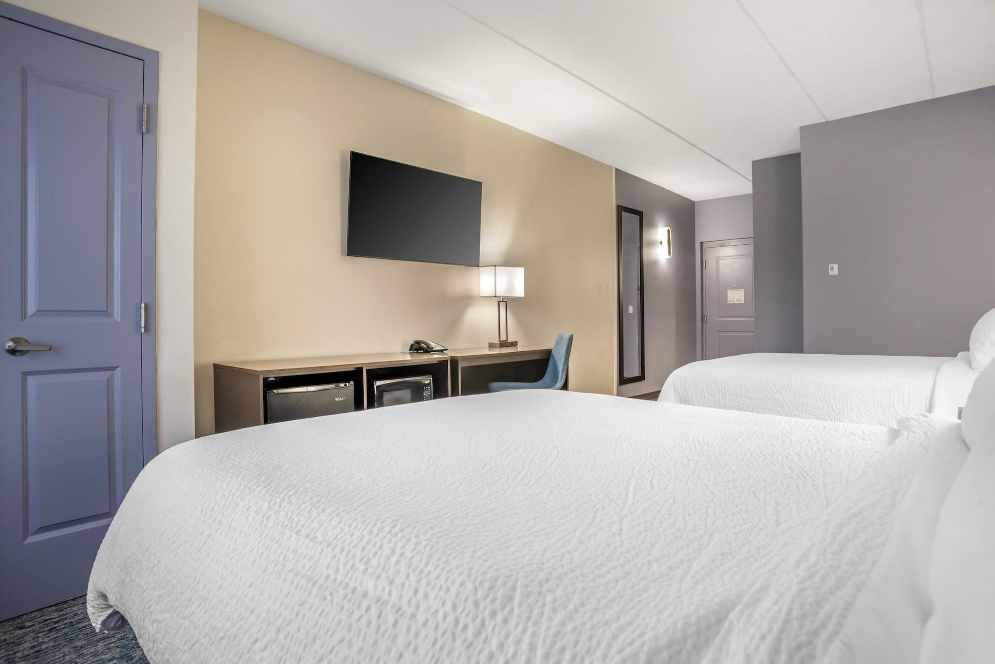 Standard, 2 Queen Beds, Bath and Shower