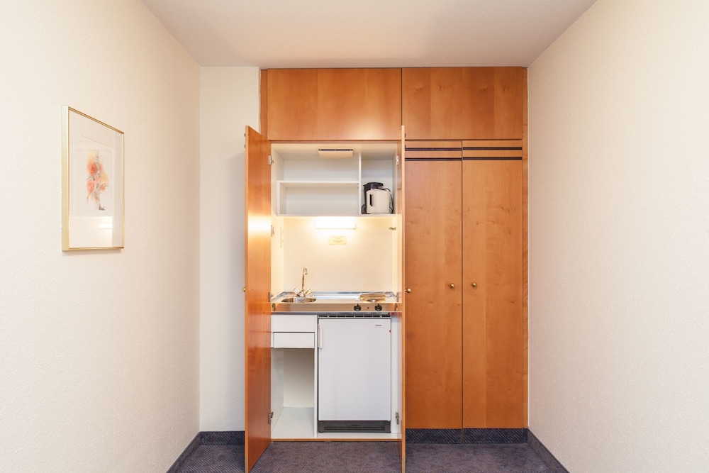 غرفة مفردة بسرير فردي بمطبخ صغير، acora Leipzig Living the City 2/2