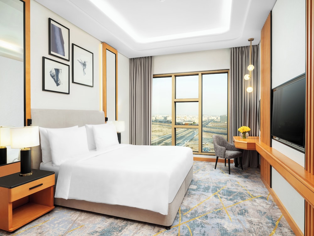 DELUXE, KING BED