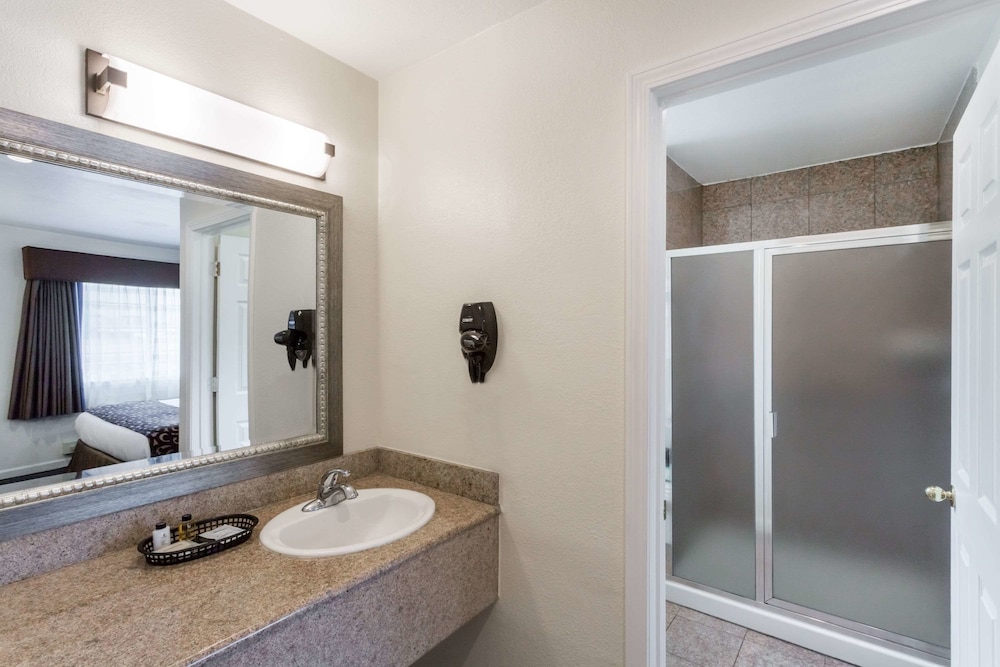 Howard Johnson By Wyndham Berkeley 15/17