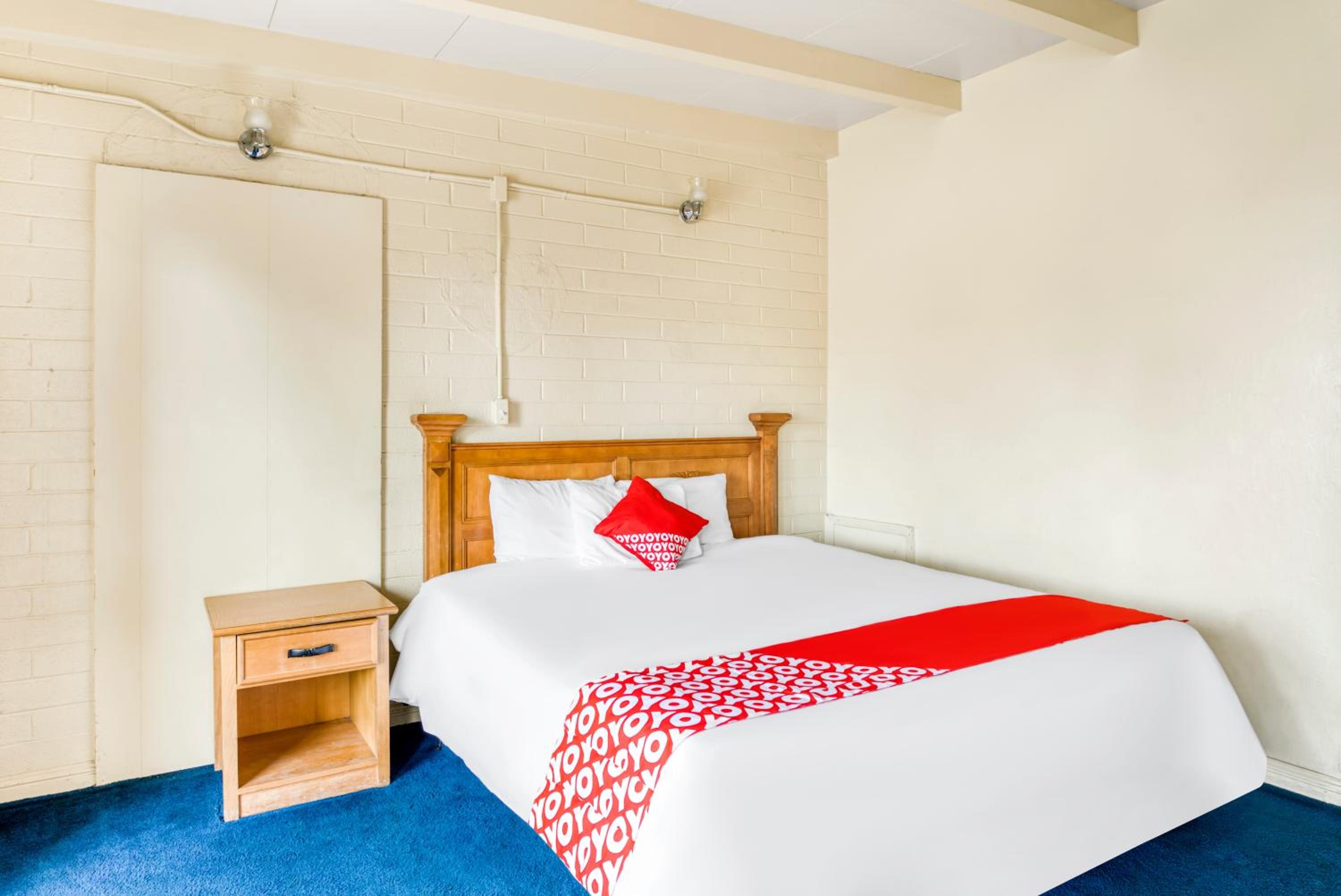 STANDARD, QUEEN BED