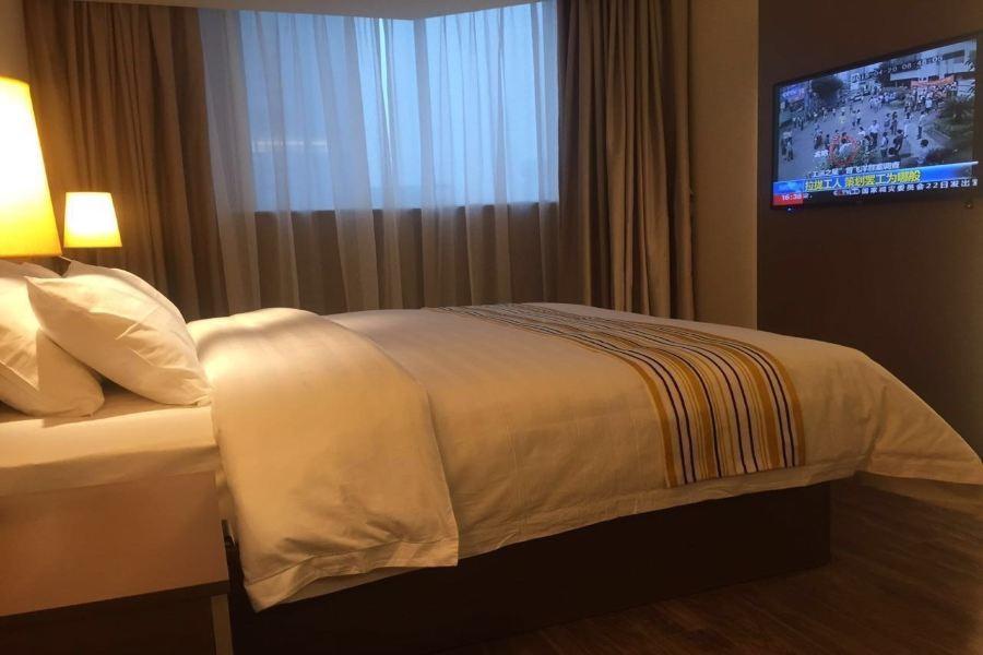 Home Inn Plus (Wuxi Zhongshan Road Shenglimen Metro Station) 38/57