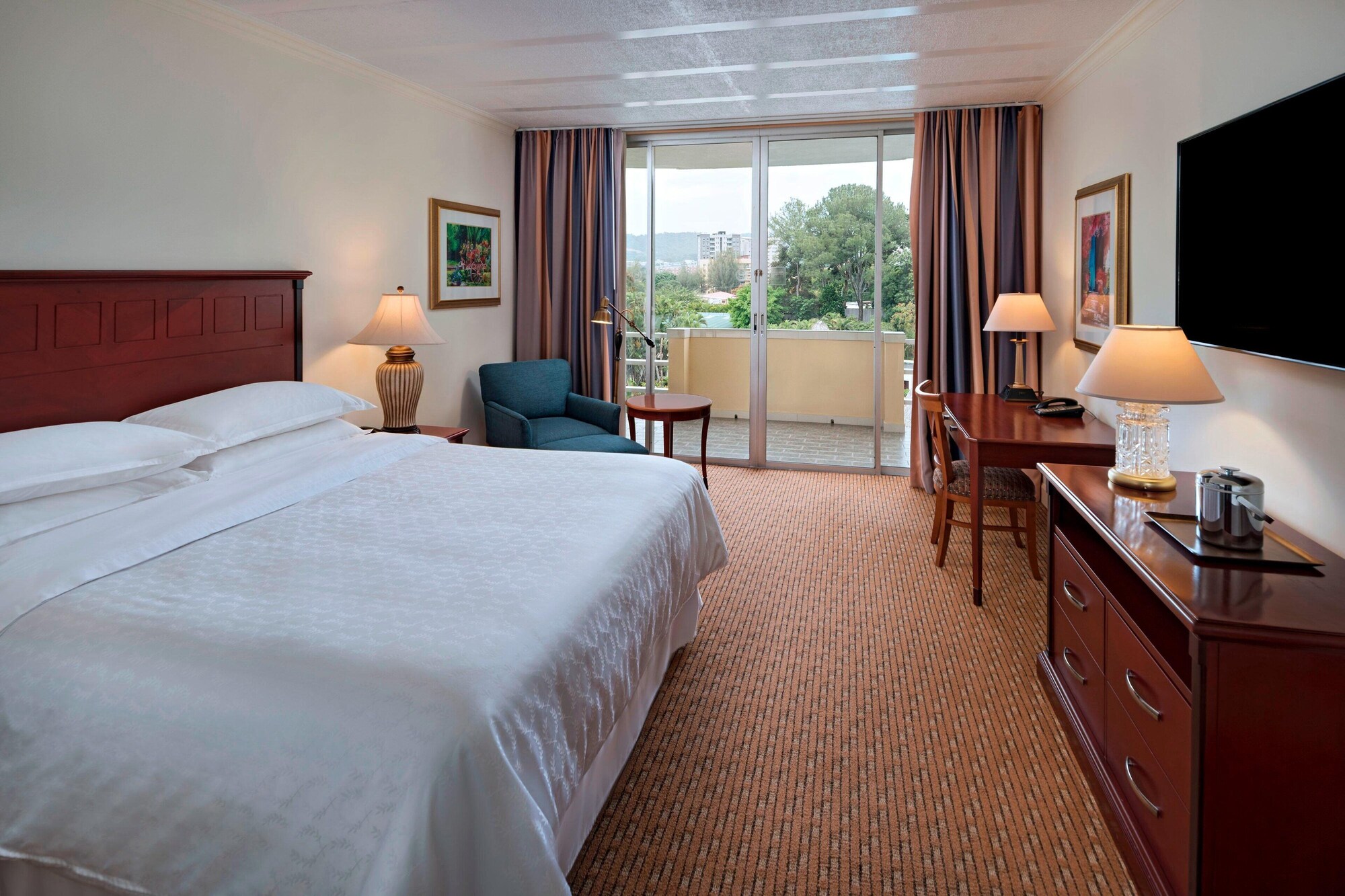 Club, King Bed
