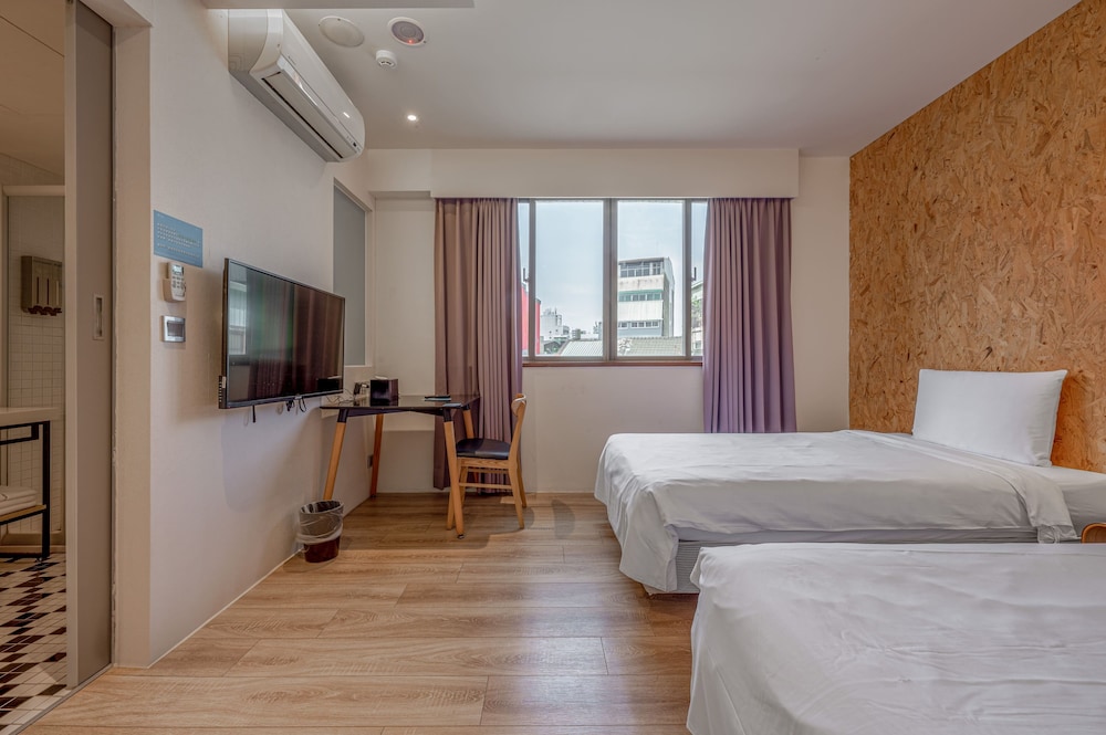 ROOM, 2 SEMI DOUBLE BEDS