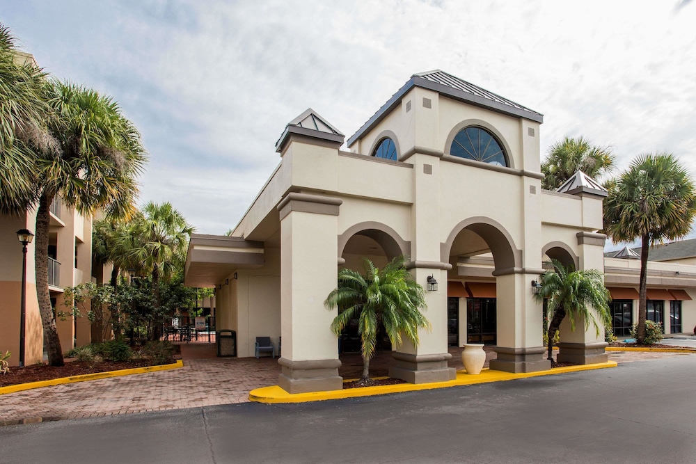 Days Inn & Suites by Wyndham Orlando Airport 5/28