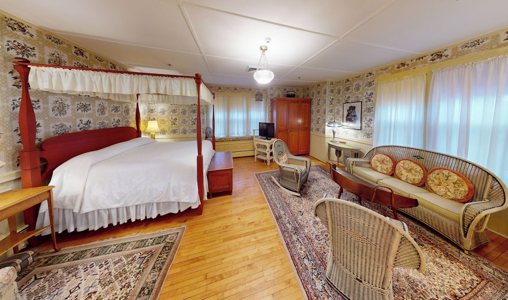 Firehouse, King Bed