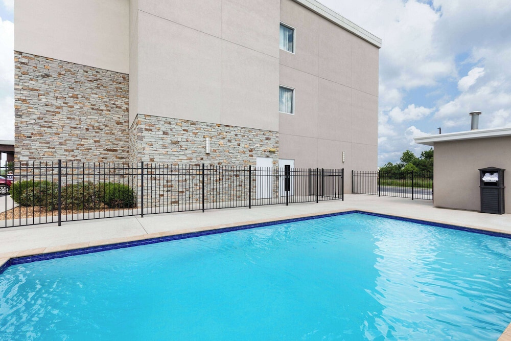 La Quinta Inn and Suites by Wyndham Cullman 4/46