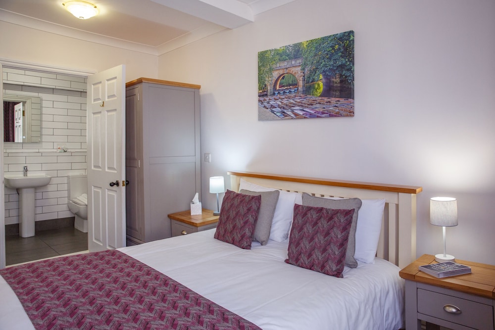 Deluxe, Queen Bed, Front View
