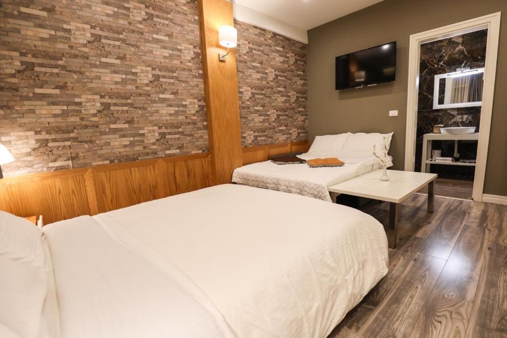 Hotel Romeo 18/59