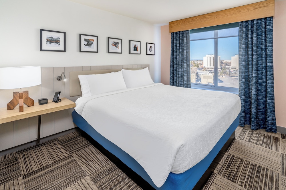 DELUXE, SUITE, KING BED, ACCESSIBLE
