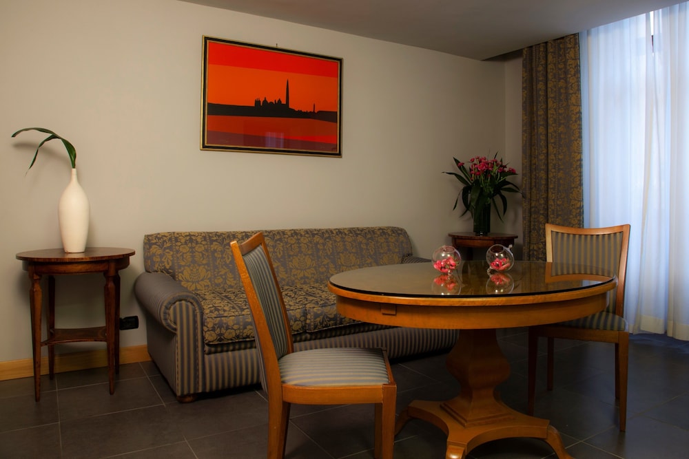 Hotel Diplomatic 63/82