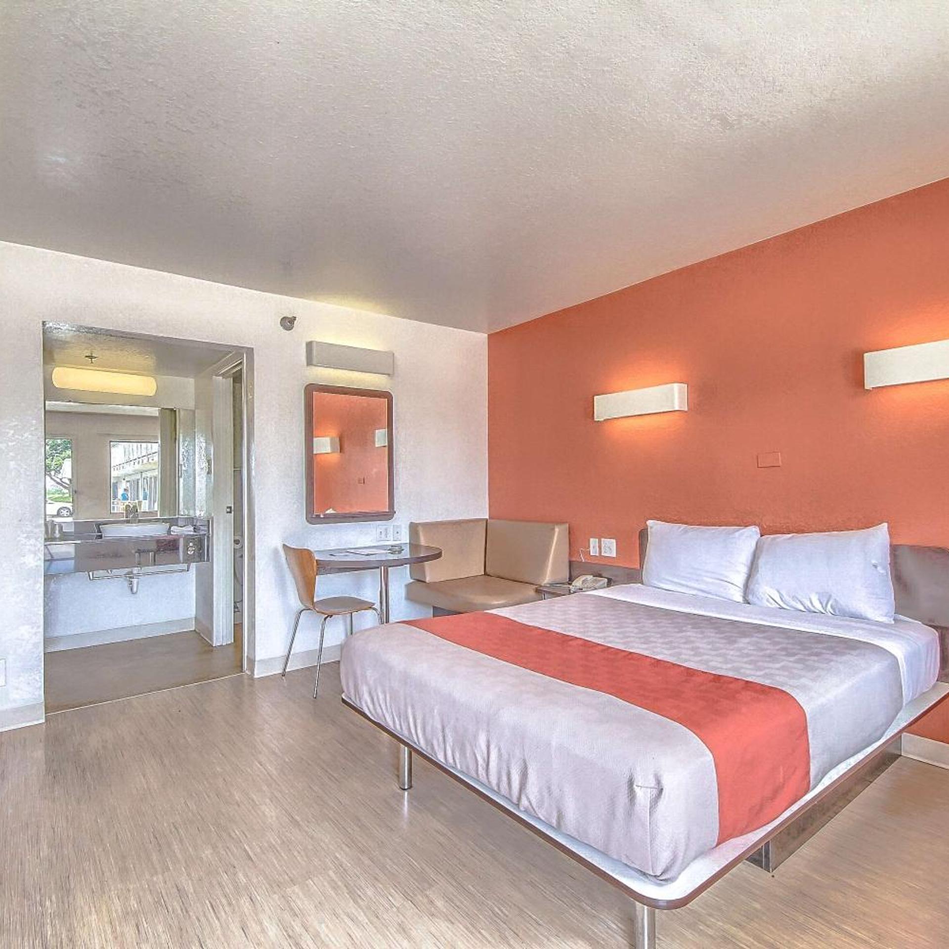 ROOM, QUEEN BED