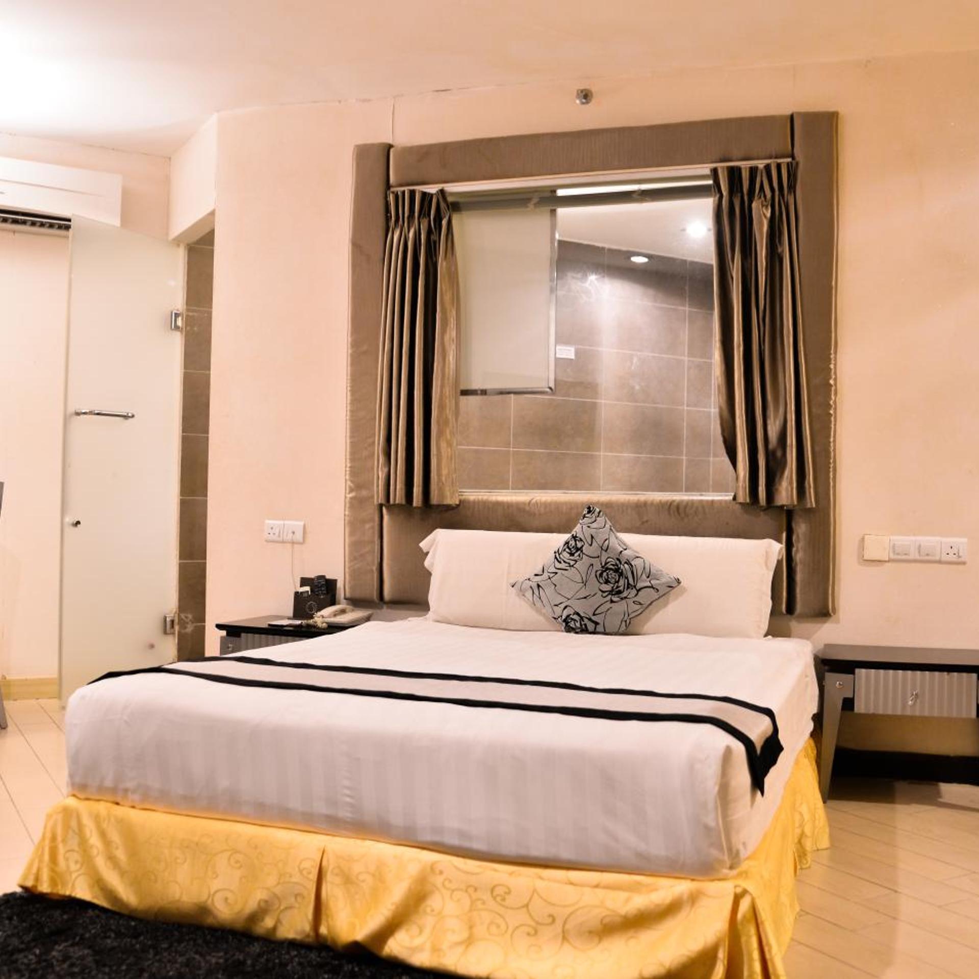 Executive, Queen Bed, No Window